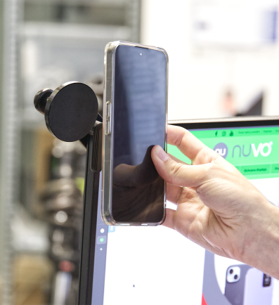 NUVO MagSafe držiak na mobil s uchytením na roh infotainmentu 2