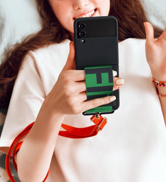 Samsung silikónový kryt s putkom na Galaxy Z Flip4 čierny