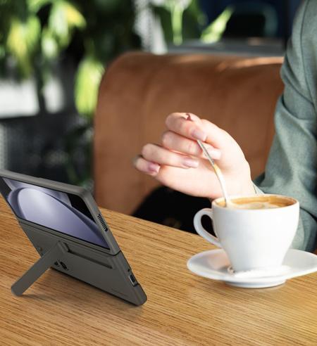 Samsung kryt so stojankom a pútkom na Galaxy Z Fold5 čierny