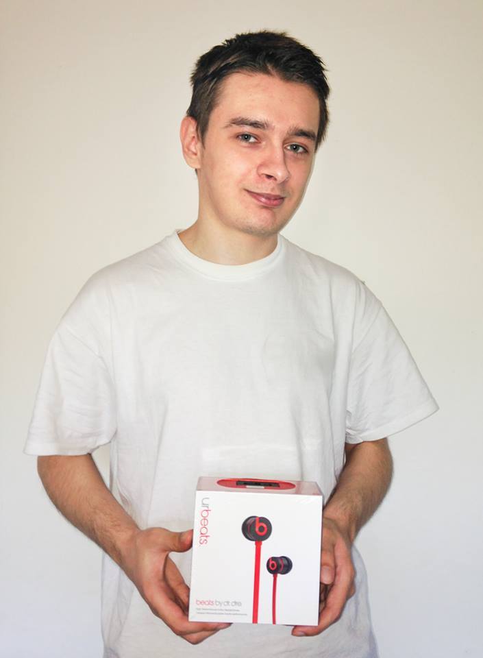 Foto výhercu so značkovými slúchadlami Beats.